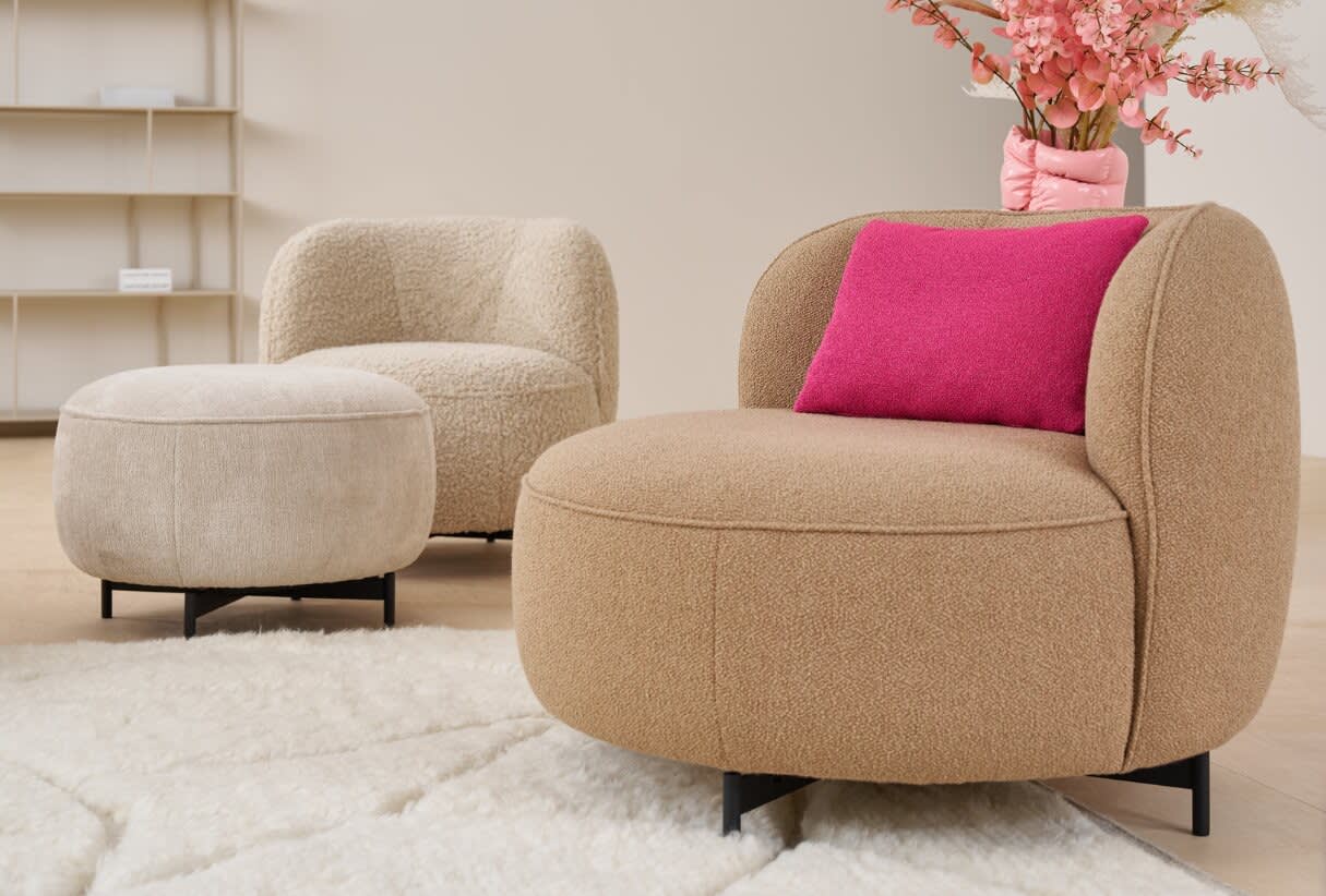 Der Himolla Einzelsessel 7596 ist ein moderner beiger Sessel mit einem rosa Kissen, einem passenden Ottomanen, einem Teppich und Blumen in einer Vase, alles auf einem hellen Boden. Der Himolla Einzelsessel 7596 ist ein moderner beiger Sessel mit einem rosa Kissen, einem passenden Ottomanen, einem Teppich und Blumen in einer Vase, alles auf einem hellen Boden.