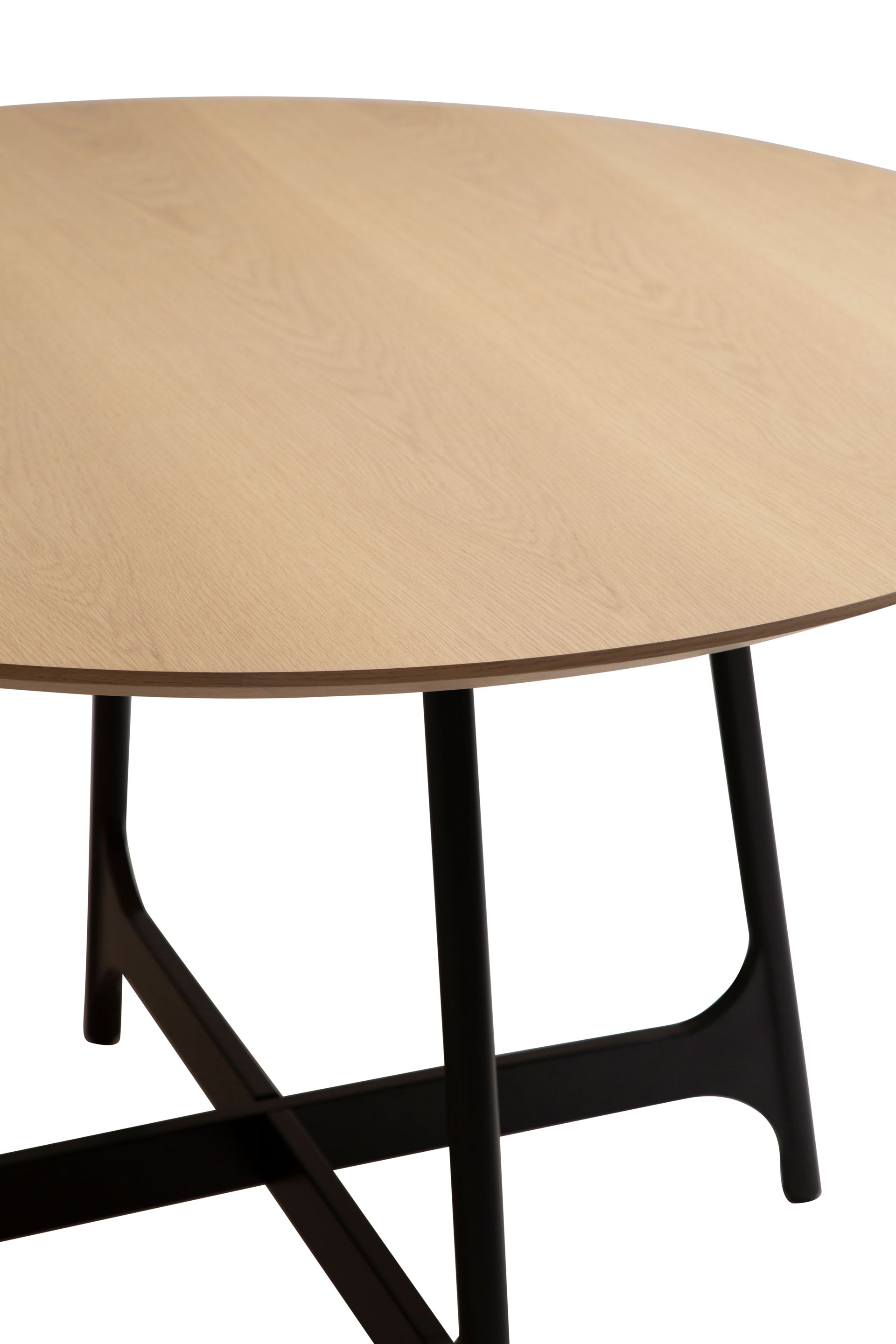 Runder Holztisch mit schwarzen Metallbeinen, fotografiert vor einem weißen Hintergrund. Runder Holztisch mit schwarzen Metallbeinen, fotografiert vor einem weißen Hintergrund.