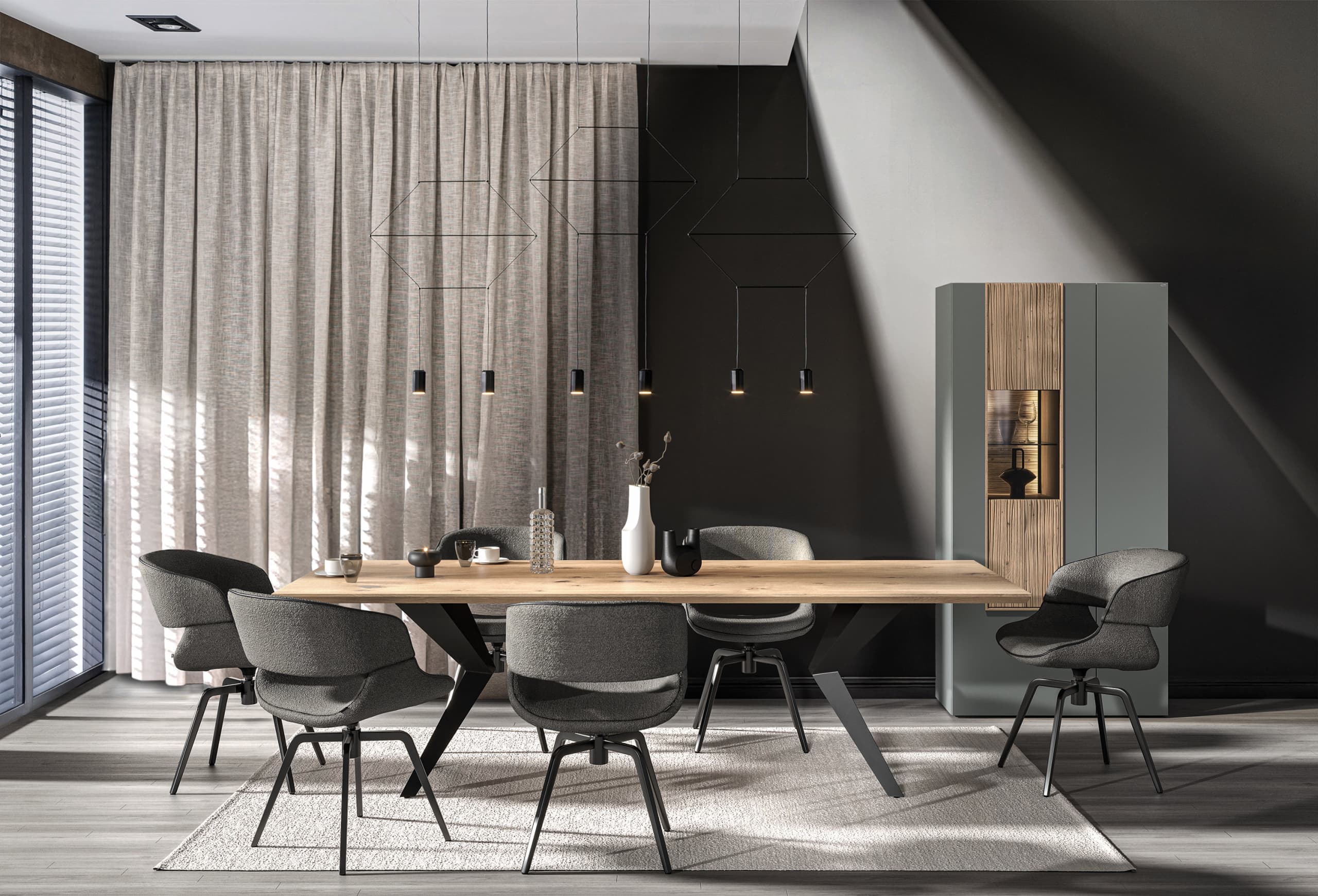 Modernes Esszimmer mit Holztisch, sechs grauen Stühlen vom Typ Voglauer Stuhl 74, Pendelleuchten und raumhohen Vorhängen. Modernes Esszimmer mit Holztisch, sechs grauen Stühlen vom Typ Voglauer Stuhl 74, Pendelleuchten und raumhohen Vorhängen.