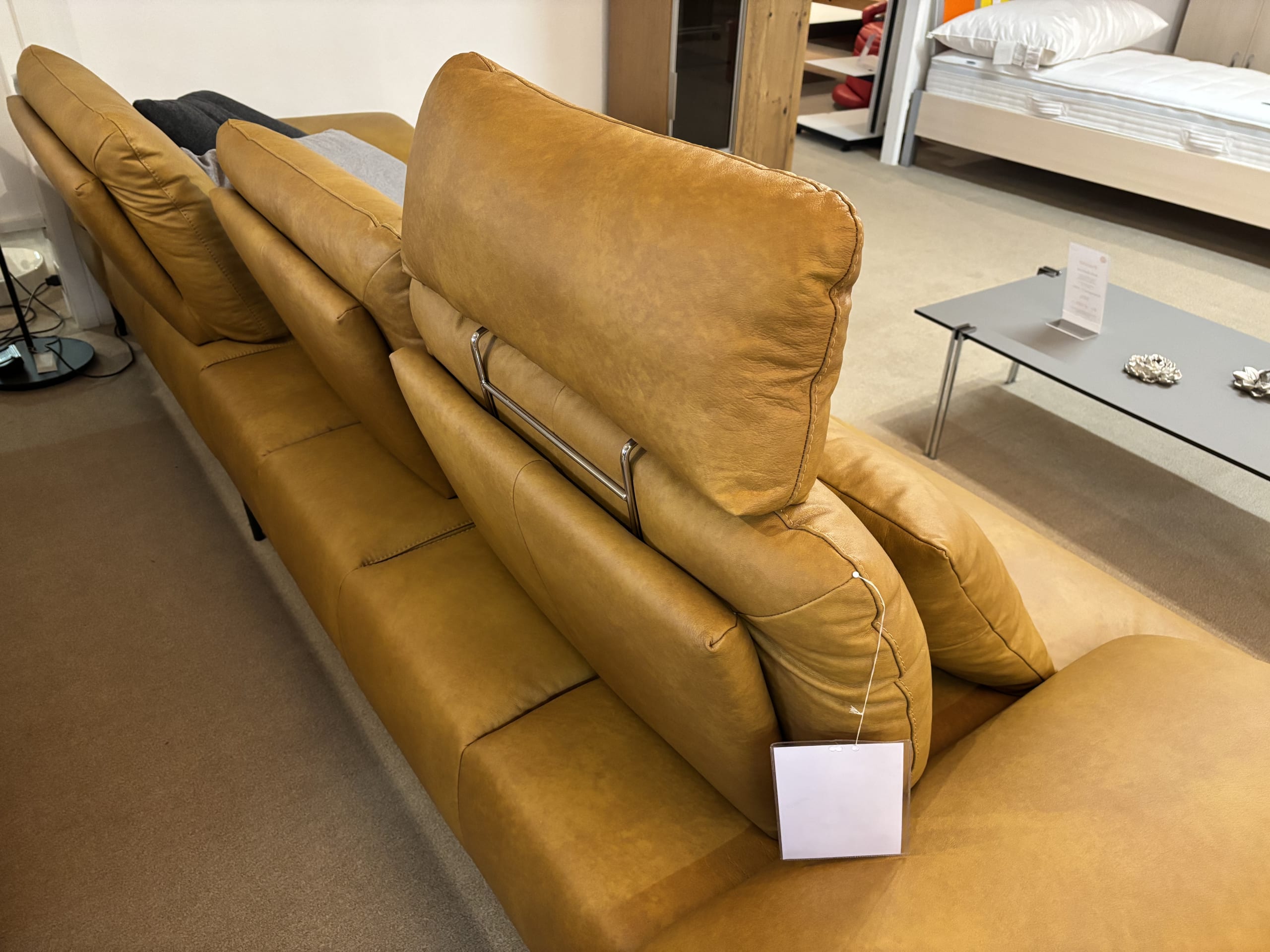 Le groupe capitonné Samiraa, un canapé de relaxation en cuir marron avec appuis-tête réglables, est présenté dans un showroom. Le groupe capitonné Samiraa, un canapé de relaxation en cuir marron avec appuis-tête réglables, est présenté dans un showroom.