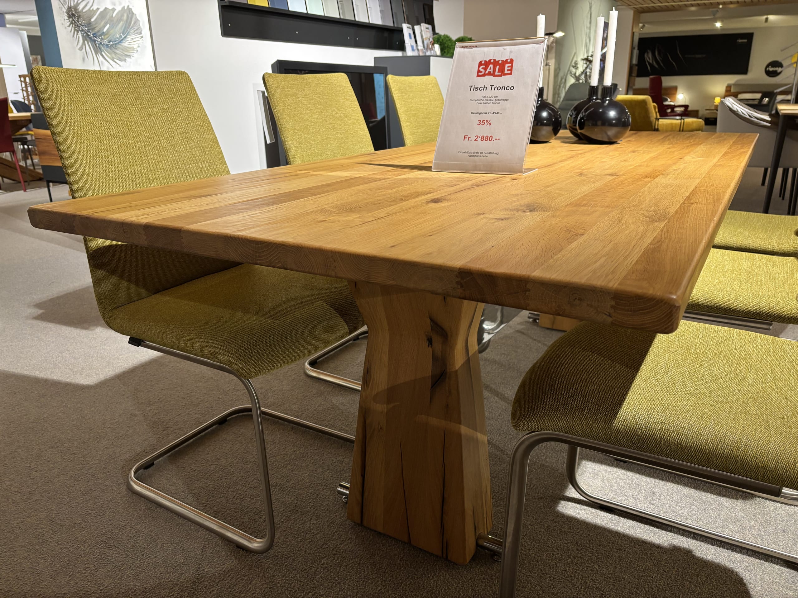 Das Möbelhaus bietet die Büromöbel mit 3 Boxen Window, bestehend aus einem Esstisch aus Holz und grünen Stühlen, zum Verkauf an. Das Möbelhaus bietet die Büromöbel mit 3 Boxen Window, bestehend aus einem Esstisch aus Holz und grünen Stühlen, zum Verkauf an.