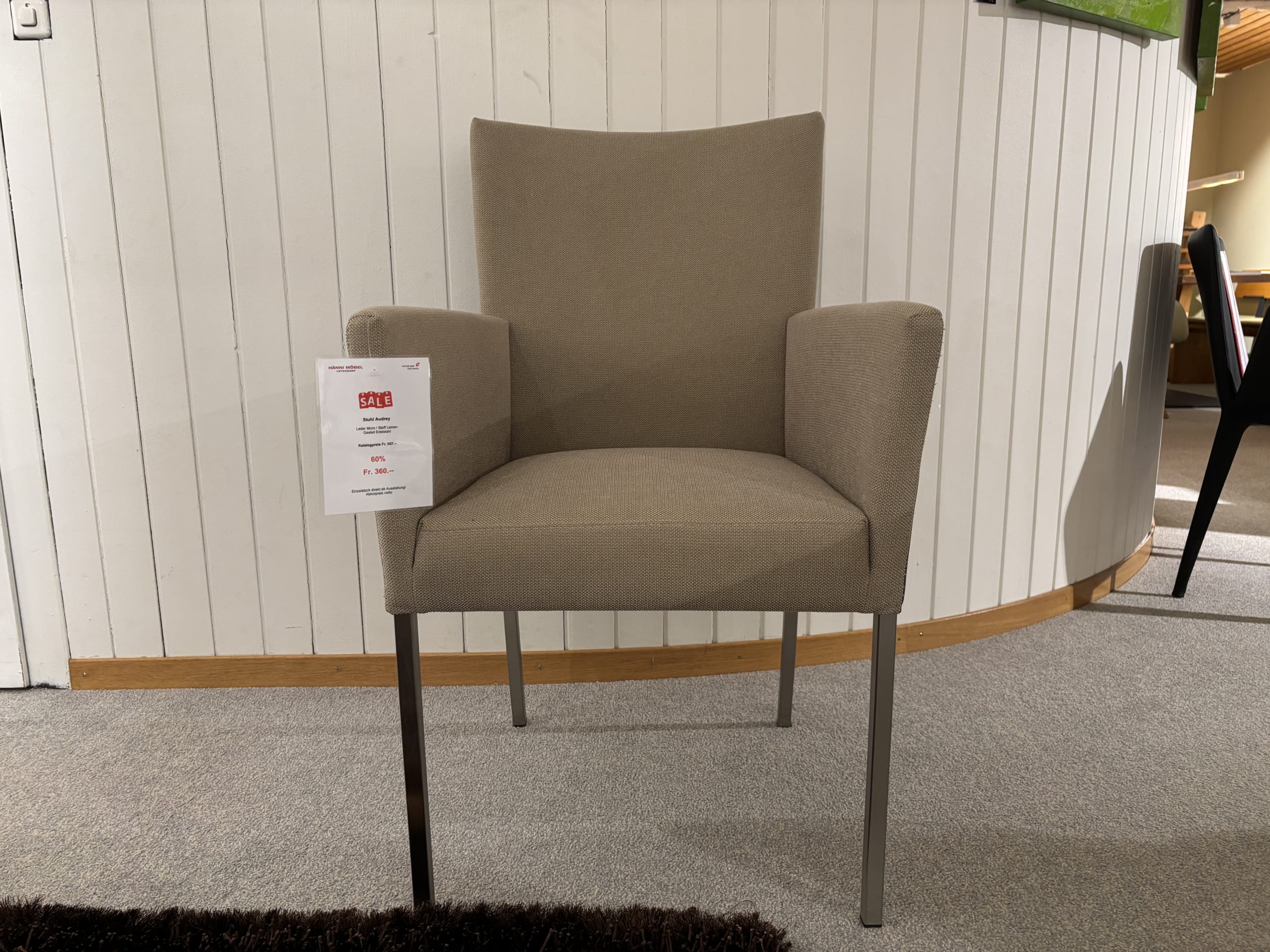 Le fauteuil de fenêtre à 3 caissons de mobilier de bureau présente un revêtement beige et des pieds en métal et complète une pièce recouverte de moquette avec des panneaux blancs. Le fauteuil de fenêtre à 3 caissons de mobilier de bureau présente un revêtement beige et des pieds en métal et complète une pièce recouverte de moquette avec des panneaux blancs.