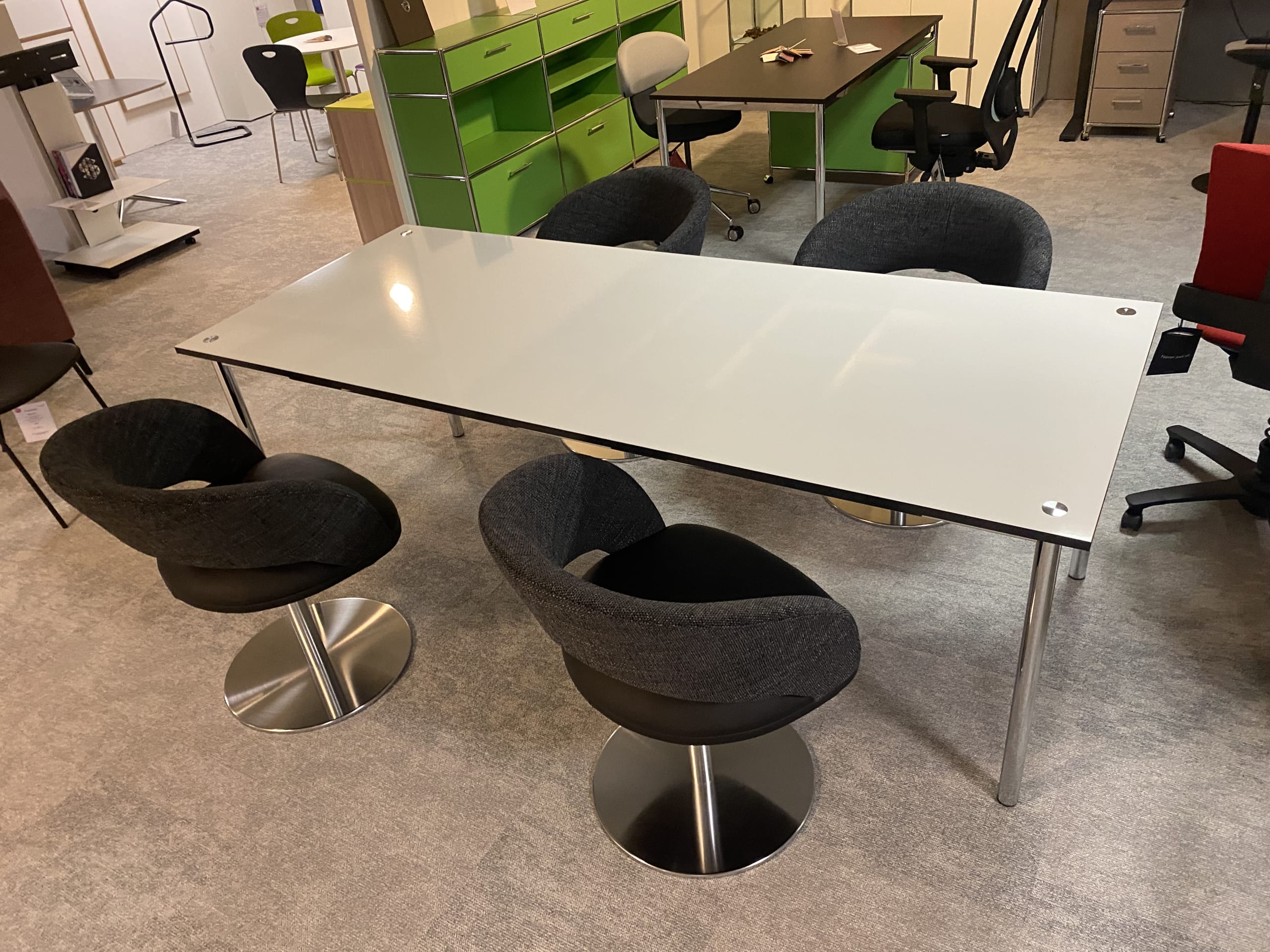 Tisch mit 4 Stühlen (2)