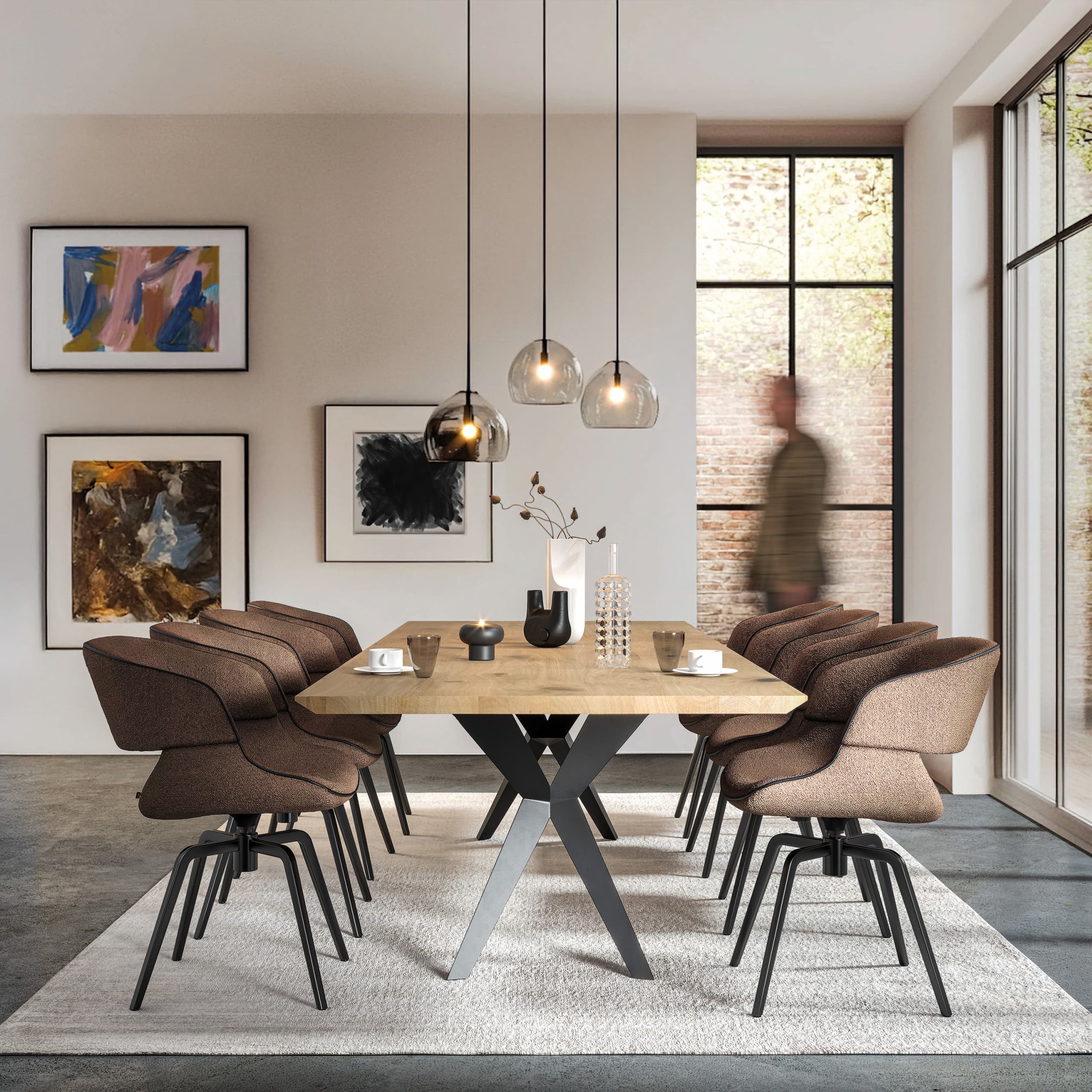 Modernes Esszimmer mit einem Holztisch, acht Voglauer Stuhl 74 in Braun, Pendelleuchten und abstrakter Wandkunst. Modernes Esszimmer mit einem Holztisch, acht Voglauer Stuhl 74 in Braun, Pendelleuchten und abstrakter Wandkunst.