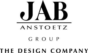 Das schwarze Textlogo lautet "JAB Anstoetz Group The Design Company" auf hellem Hintergrund.