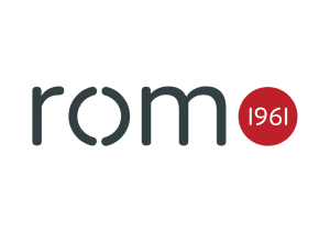 Das Wort „rom“ in Schwarz, wobei „1961“ in Weiß innerhalb eines roten Kreises den Buchstaben „o“ ersetzt.
