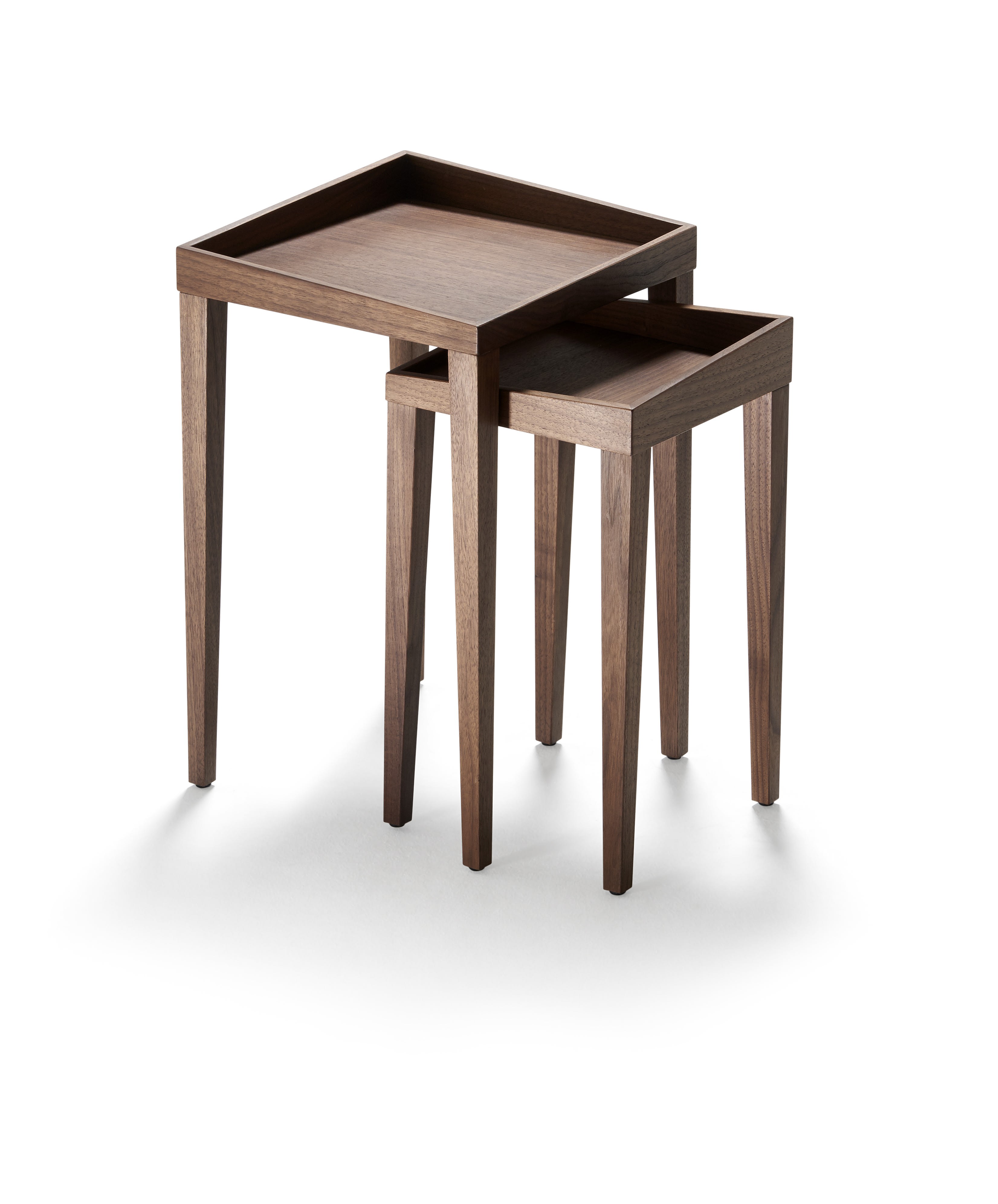 Die Signet Beistelltische Coby sind zwei ineinander verschachtelte Holztische mit quadratischen Platten und jeweils vier geraden Beinen, die vor einem weißen Hintergrund abgebildet sind.