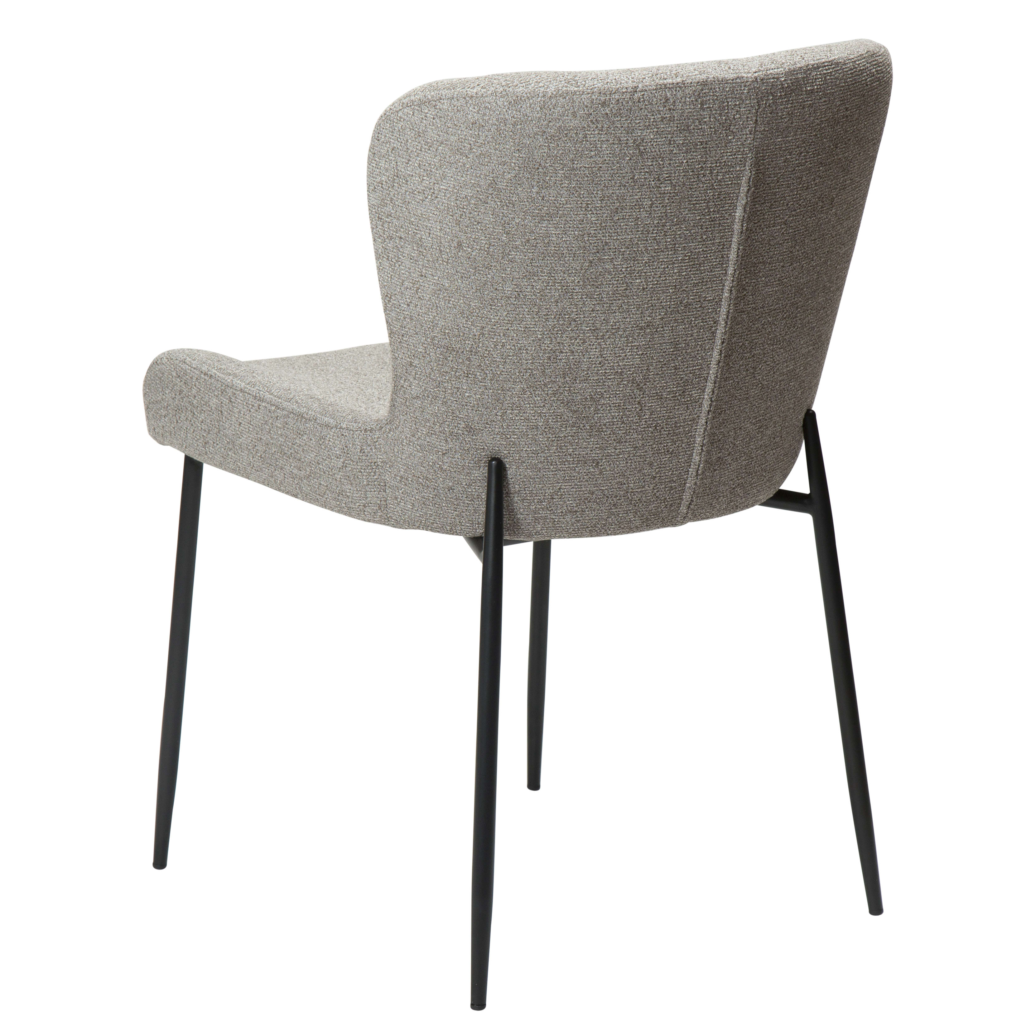 Stuhl Glam (2er Set): Grauer gepolsterter Stuhl mit geschwungener Rückenlehne und schwarzen Metallbeinen, schräg von hinten gesehen.