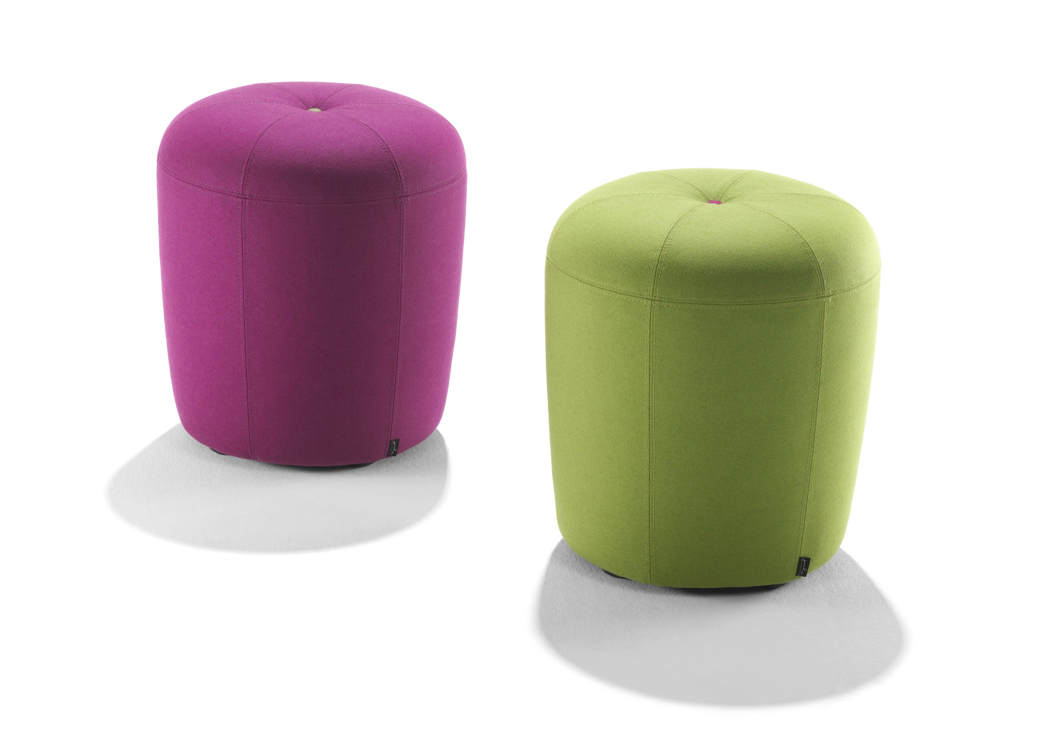 Der Signet Hocker Zapallo besteht aus zwei runden, gepolsterten Hockern in leuchtendem lila und grünem Stoff auf weißem Hintergrund. Der Signet Hocker Zapallo besteht aus zwei runden, gepolsterten Hockern in leuchtendem lila und grünem Stoff auf weißem Hintergrund.