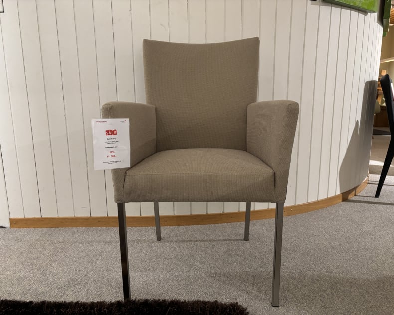 Der Sessel „Büromöbel mit 3 Boxen Window“ verfügt über eine beige Polsterung und Metallbeine und ergänzt einen mit Teppichboden und weißen Paneelen ausgelegten Raum.