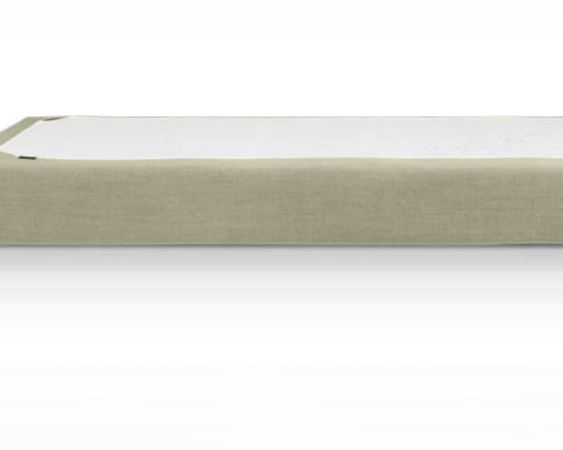 Eine Seitenansicht der Riposa Matratze Touchspring TEX forte in Hellgrau mit minimalistischem Design auf weißem Hintergrund.