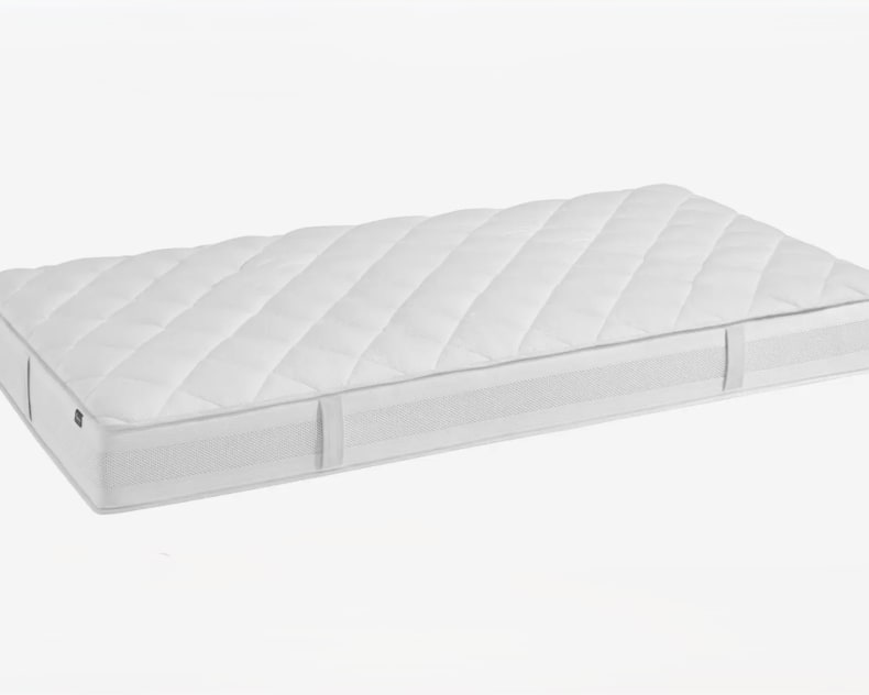 Un matelas Riposa Belissima Superluxe Forte peut être vu sur une simple surface blanche avec une surface blanche et poignardée.