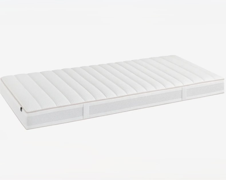 Le Mattress Riposa Day'Dream Luxe Medium est un matelas blanc et rectangulaire avec une surface structurée et rayée sur un fond blanc simple.