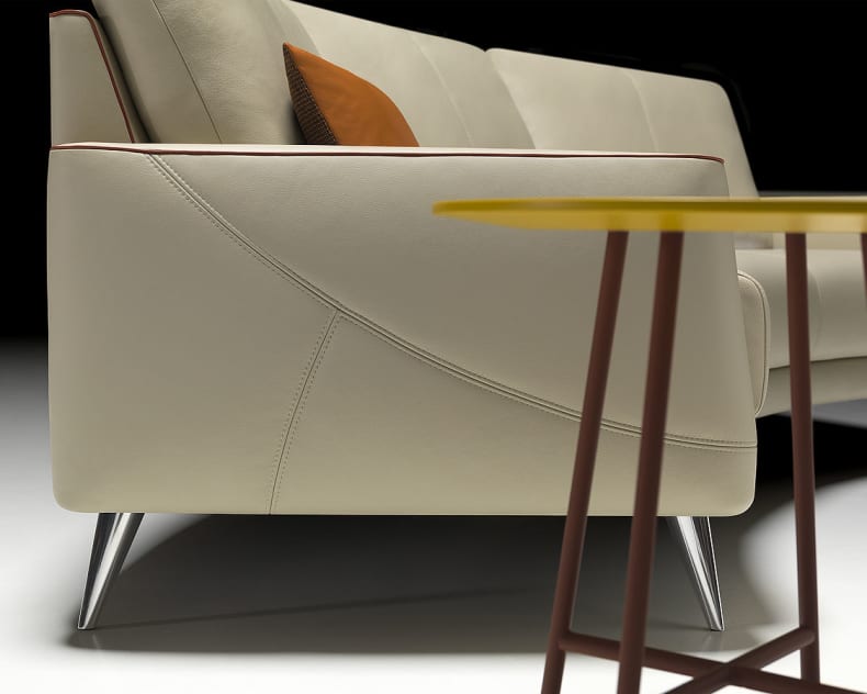 Nahaufnahme des modernen Sofas Thalia 9182 in Beige mit Metallbeinen und einem orangefarbenen Kissen, platziert neben einem gelben Tisch.
