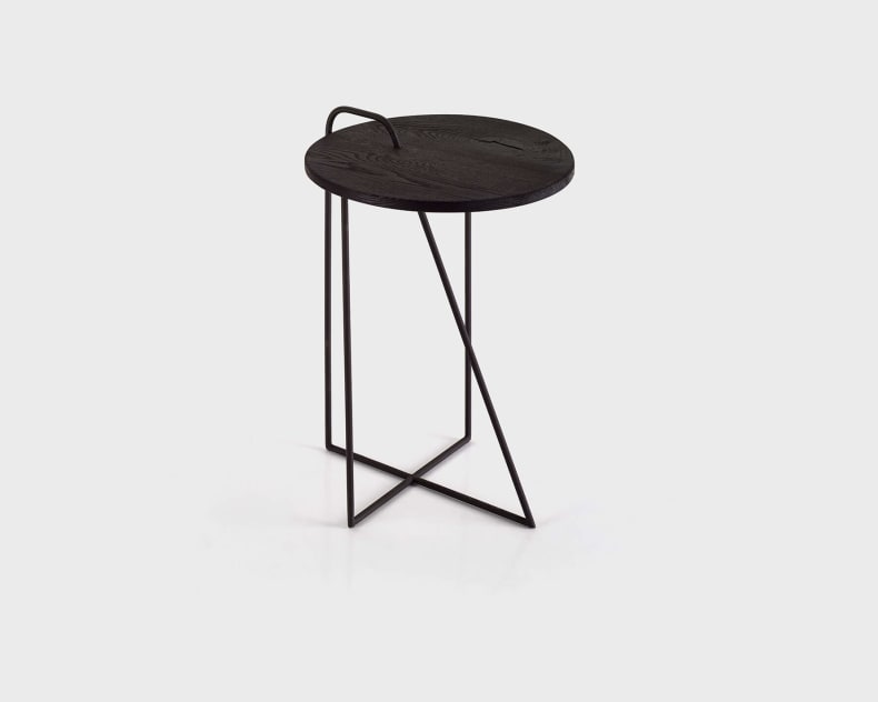 Der Salontisch Tabletime Corner 40 ist ein minimalistischer, runder, schwarzer Beistelltisch mit einem dünnen Metallgestell und einem Griff an der Tischplatte, der vor einem weißen Hintergrund steht.