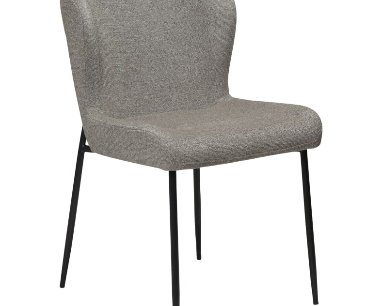 Der Stuhl Glam (2er Set) zeichnet sich durch eine moderne graue Polsterung und schwarze Metallbeine aus, die vor einem weißen Hintergrund stehen.