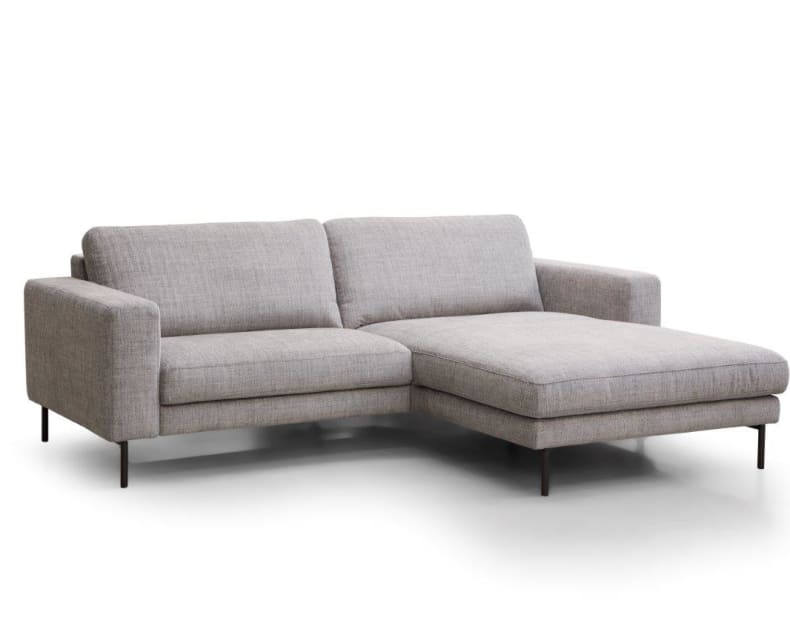 Polstergruppe Living L-förmiges Sektionssofa mit Chaiselongue, schlanken Beinen und modernem Design in Hellgrau auf weißem Grund.