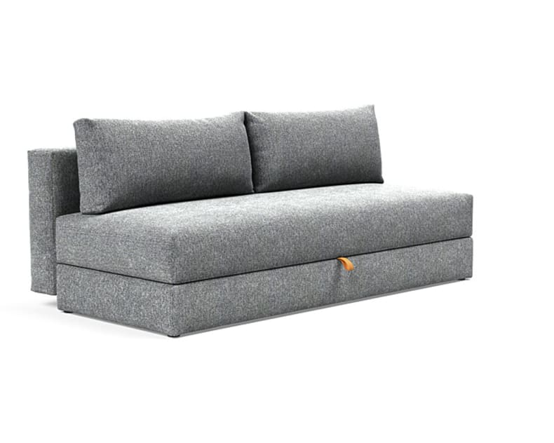 Le canapé-lit Innovation Osvald est un canapé gris moderne avec deux coussins de dossier sur fond blanc.