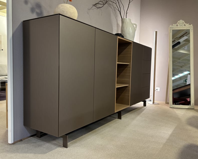 Das Spectral Sideboard 250cm verfügt über offene Regale, eine dekorative Vase auf der Oberseite und wird mit einem hohen Spiegel im Wohnbereich kombiniert.