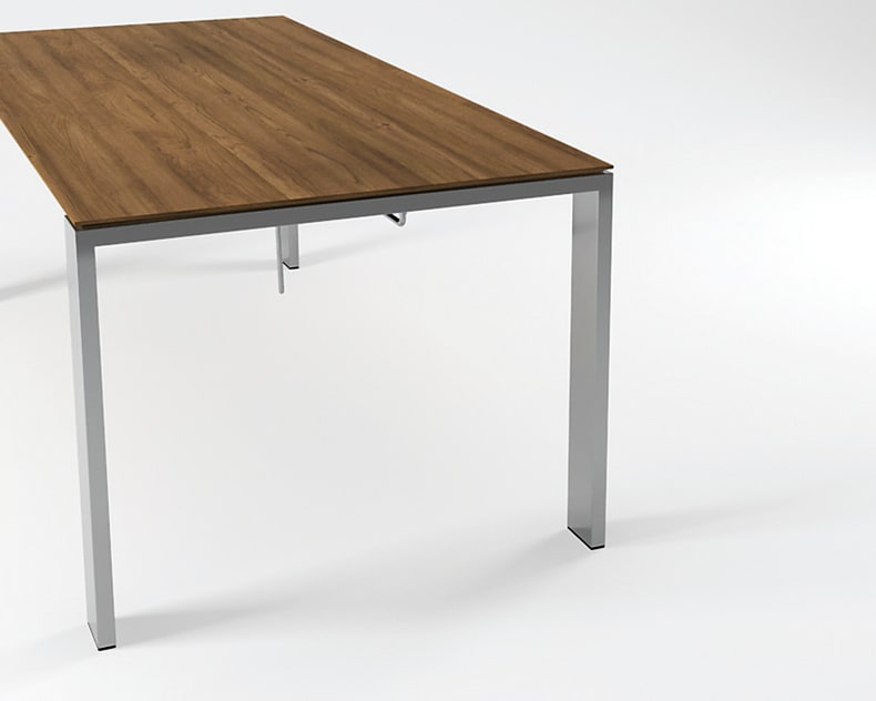 La table à manger Willisau Maleo est une table rectangulaire avec un plateau en bois et des pieds en métal, sur un fond blanc uni.