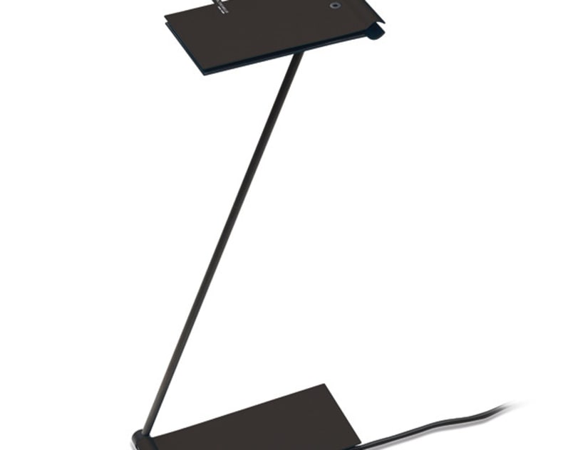 La lampe Baltensweiler Zett USB est une lampe de bureau noire minimaliste avec une base et un abat-jour rectangulaires reliés par un bras fin et incliné et alimentée via USB.