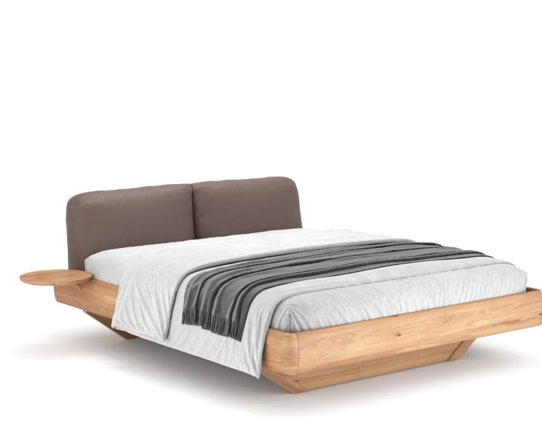 Le lit Silvan de Wimmer est un lit moderne en bois avec une tête de lit rembourrée marron, du linge de lit blanc, une couverture à rayures grises et une table de chevet.