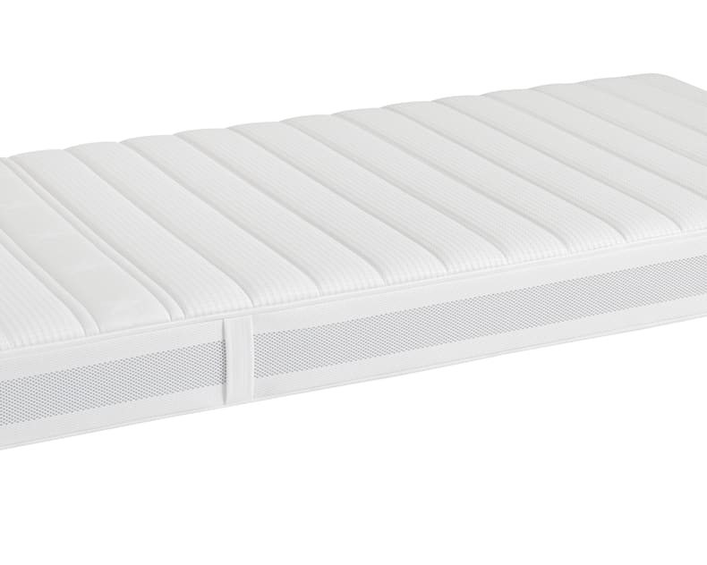 Die Riposa Matratze SuperFlow ist eine weiße, rechteckige Matratze mit gesteppter Oberfläche und seitlichen Netzeinsätzen auf weißem Grund.