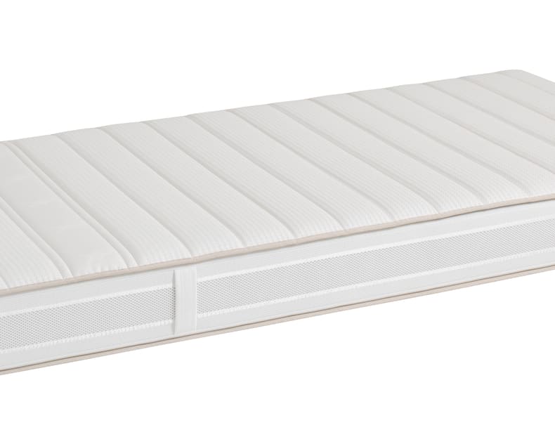 Die Riposa Matratze SuperFlow ist eine weiße, rechteckige Matratze mit gesteppter Oberseite und seitlichen Netzeinsätzen, die isoliert auf einem weißen Hintergrund dargestellt ist.