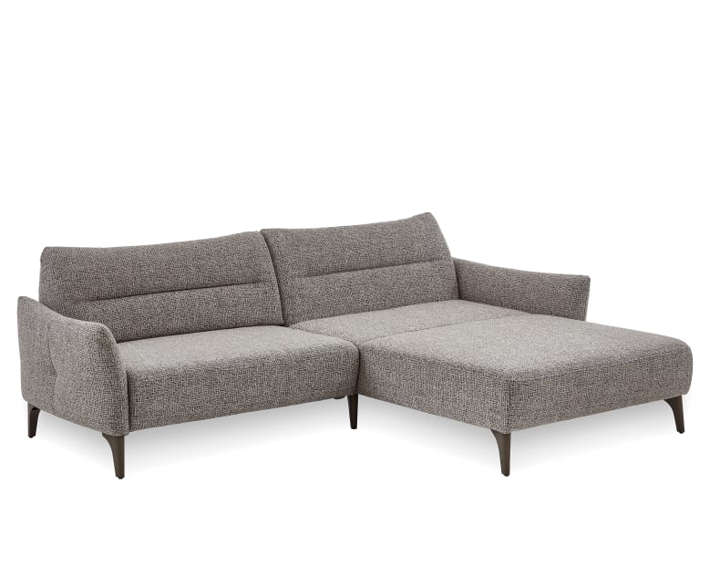 Ponsel Sofa Paula: ein grau gepolstertes Sektionssofa mit nach rechts gerichteter Chaiselongue und Holzbeinen, abgebildet vor einem weißen Hintergrund.