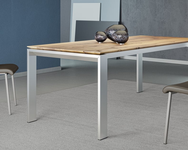 Der Sitzplatz Couchtisch Casino (Kopie) ist ein moderner Couchtisch mit einer Holzplatte, Metallbeinen und Dekosteinen, der mit drei Stühlen kombiniert wird.