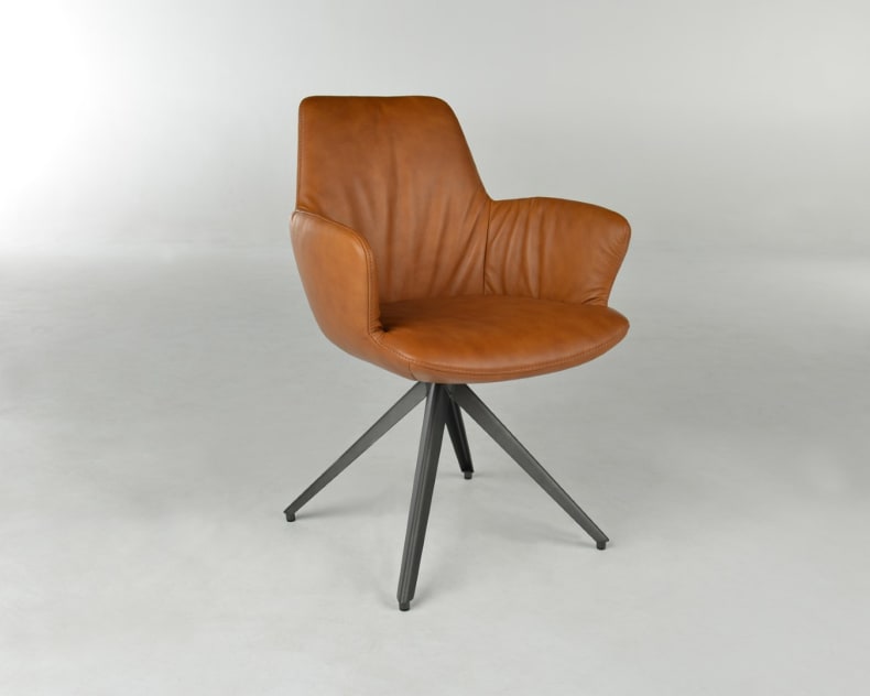 Der bert plantagie Stuhl Blake Schlitten ist ein brauner Lederdrehstuhl mit vier schwarzen Metallbeinen, abgebildet auf einem schlichten weißen Hintergrund.