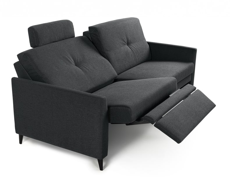 Das Horst Sofa Chiasso ist ein dunkelgraues Liegesofa mit verstellbaren Kopfstützen und verlängerten Fußstützen, das vor einem weißen Hintergrund steht.
