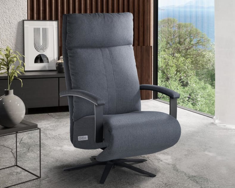 Der Sessel Bivio 3399 von Horst Sessel verleiht einem stilvollen Wohnzimmer mit großen Fenstern und zeitgenössischem Dekor einen modernen Touch.