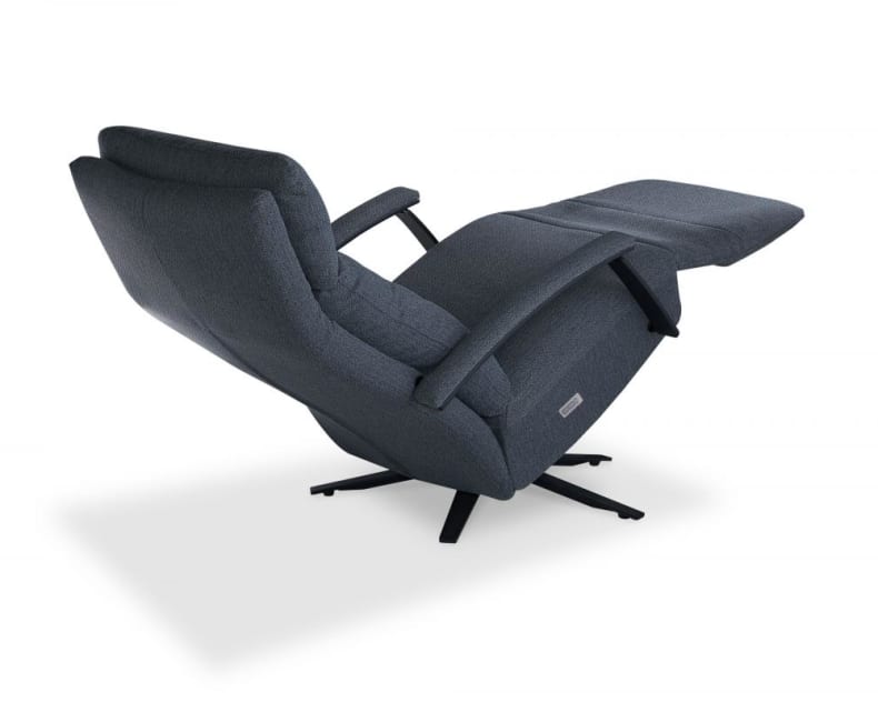 Der Horst Sessel Bivio 3399 ist ein moderner, dunkelgrauer Sessel mit einer verlängerten Fußstütze, der vor einem weißen Hintergrund steht.