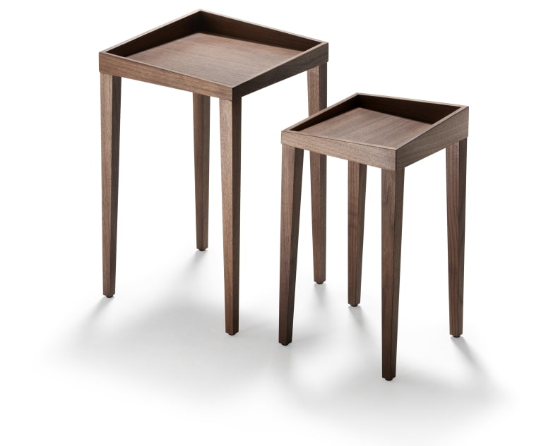 Die Signet Beistelltische Coby sind zwei hölzerne Nisttische mit quadratischen Platten und hohen, konisch zulaufenden Beinen, die auf einem weißen Hintergrund abgebildet sind.