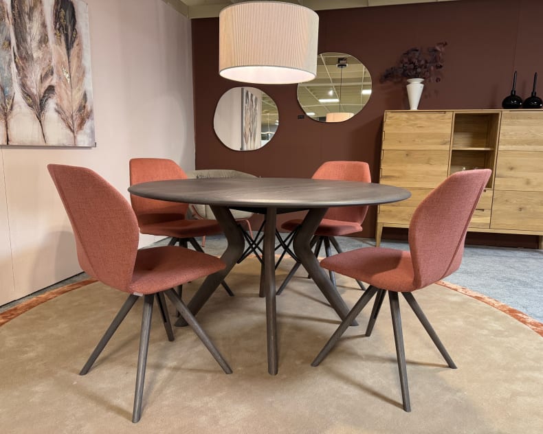 Runder Esstisch aus Holz mit vier Stühlen Mobitec Stuhl Mood 91, einer Hängeleuchte und moderner Dekoration in einem gemütlichen Raum.