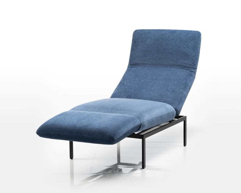 Brühl Roro Small Classic: eine moderne, blau gepolsterte Chaiselongue mit schwarzem Metallgestell, abgebildet auf weißem Hintergrund.