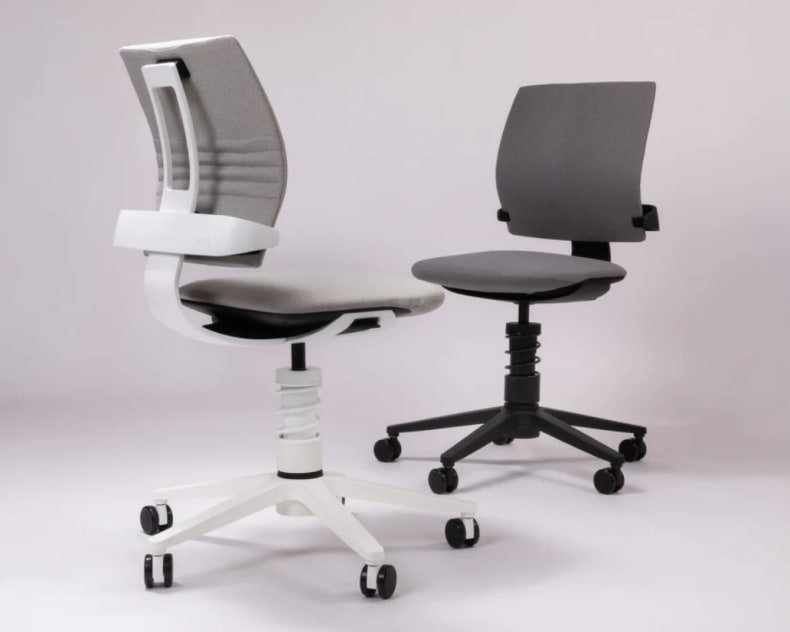 Zwei Aeris Bürostuhl 3Dee Bürostühle mit Rollen - einer in Weiß und Grau, einer in Schwarz und Grau - stehen auf einem schlichten hellen Hintergrund.