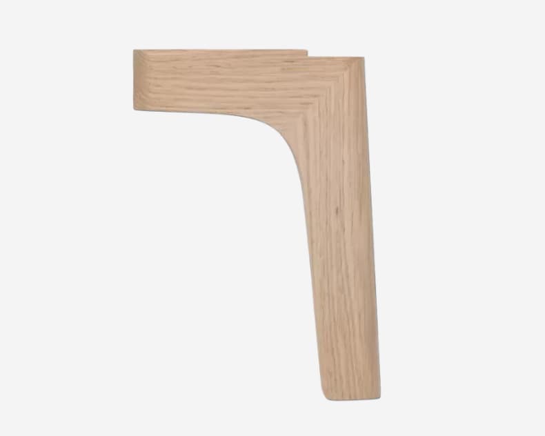 Riposa Boxspringbett Slow mit einem L-förmigen Holzbein oder einer Halterung vor weißem Hintergrund.
