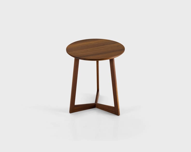 Der Tabletime Move 40 ist ein runder Beistelltisch aus Holz mit drei Beinen und einem minimalistischen Design, das sich vor einem schlichten weißen Hintergrund zeigt.