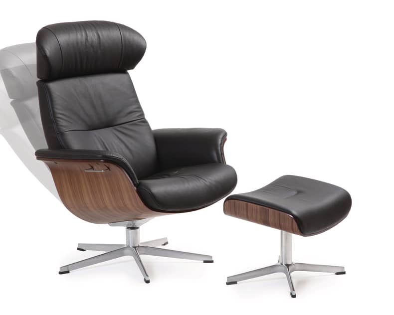 Sessel Time Out mit Hocker in schwarzem Leder, beide auf Metallgestell, vor weißem Hintergrund.