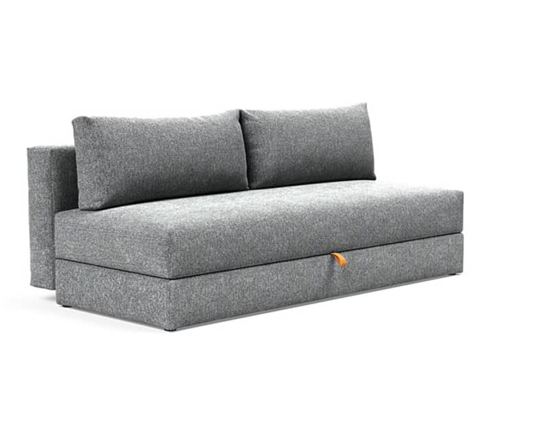 Das Innovation Schlafsofa Osvald ist ein modernes graues Sofa mit zwei Rückenkissen auf weißem Hintergrund.