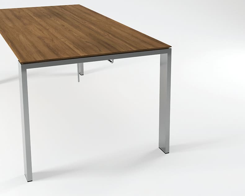La table à manger Willisau Maleo est une table rectangulaire avec un plateau en bois et des pieds en métal, sur un fond blanc uni.