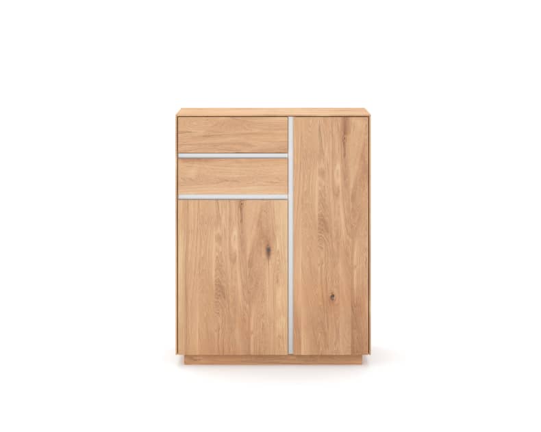 Das Wimmer Highboard ist ein heller Holzschrank mit zwei Schubladen und zwei Türen, der vor einem schlichten weißen Hintergrund steht.