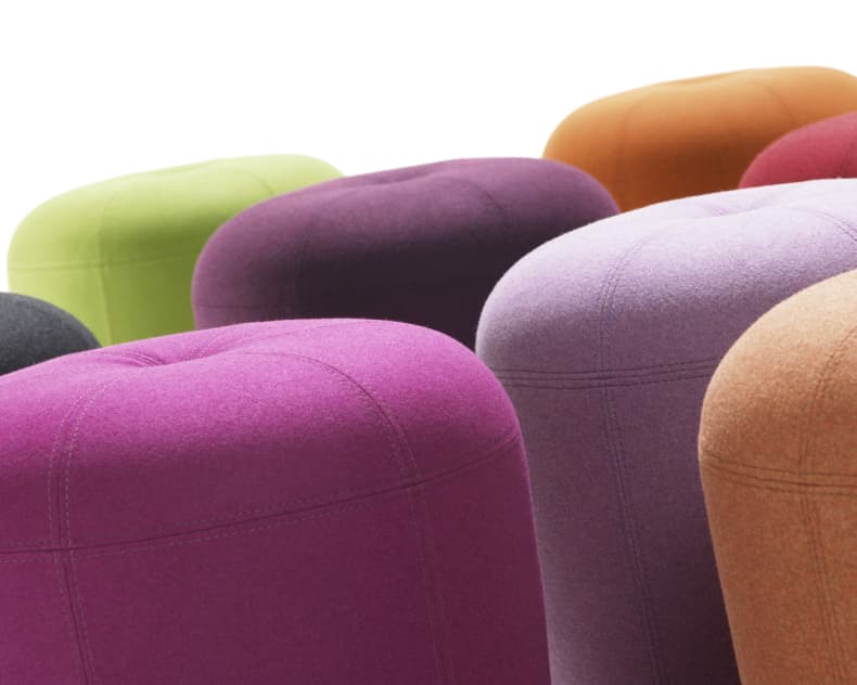 Die Zapallo-Hocker von Signet Hocker mit ihren lebhaften Bezügen sind vor einem weißen Hintergrund angeordnet.