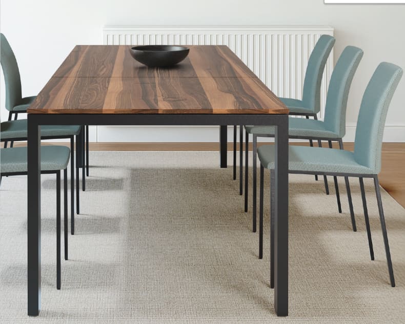 Ein moderner Esstisch mit einer Holzplatte, umgeben von sechs hellblauen Sit Mobilia Stuhl Pavia Stühlen und einer schwarzen Schale auf dem Tisch.