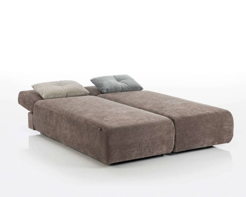 Das Brühl Funktionssofa Piano Small, ein braun gepolstertes Schlafsofa, wird flach aufgeklappt, mit zwei Kissen darauf und vor einem weißen Hintergrund.