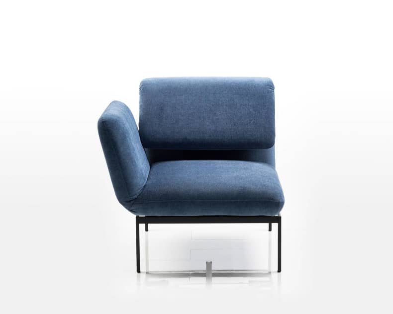 Brühl Roro Small Klassischer blauer gepolsterter armloser Stuhl mit schwarzen Metallbeinen vor einem schlichten weißen Hintergrund.