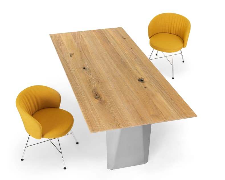 Girsberger Tisch Bela rechteckiger Holztisch mit Metallgestell, gepaart mit zwei gelb gepolsterten Stühlen auf weissem Grund.