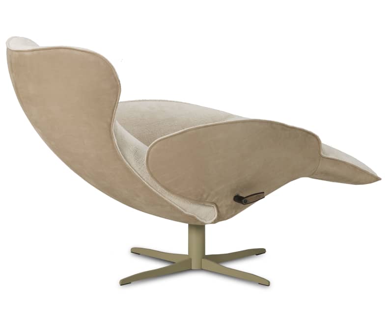 Der Jori Relaxsessel Daydreamer in Beige zeichnet sich durch ein modernes, geschwungenes Design und einen drehbaren Metallfuß aus, hier in der Ansicht von hinten.